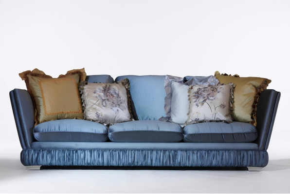 Klassieke driepersoonsbank in het blauw voor de woonkamer van textiel. ListViewItem Klassieker.