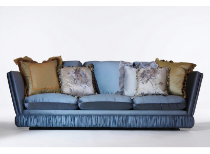 Klassieke driepersoonsbank in het blauw voor de woonkamer van textiel. ListViewItem Klassieker.