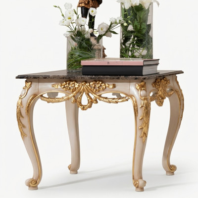 Luxe vierkante bijzettafel met gesneden poten.