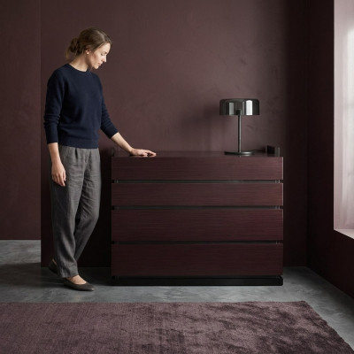 Ladekast kleur kastanje houten meubels geschikt voor de slaapkamer kamer.