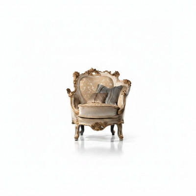 Luxe gesneden fauteuil in klassieke stijl voor de woonkamer.