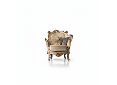 Luxe gesneden fauteuil in klassieke stijl voor de woonkamer.