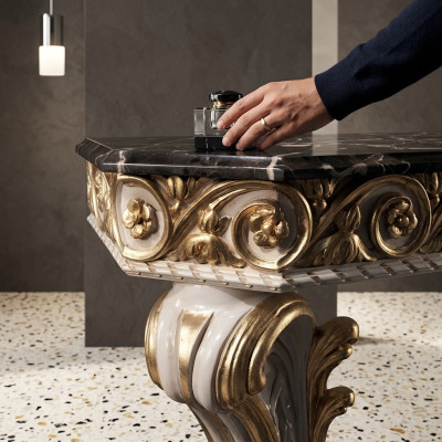 Designer salontafel met marmeren blad in klassieke stijl.