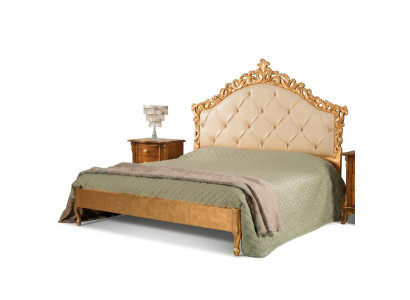 Nieuw luxe Chesterfield tweepersoonsbed met een bewerkt hoofdeinde.