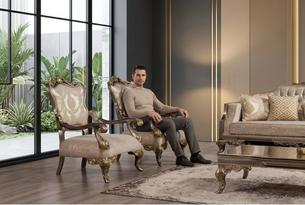 Een luxueuze, klassieke, beige- en goudkleurige barokfauteuil van Chesterfield.