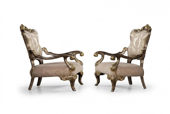 Een luxueuze, klassieke, beige- en goudkleurige barokfauteuil van Chesterfield.