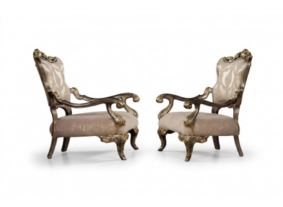 Een luxueuze, klassieke, beige- en goudkleurige barokfauteuil van Chesterfield.