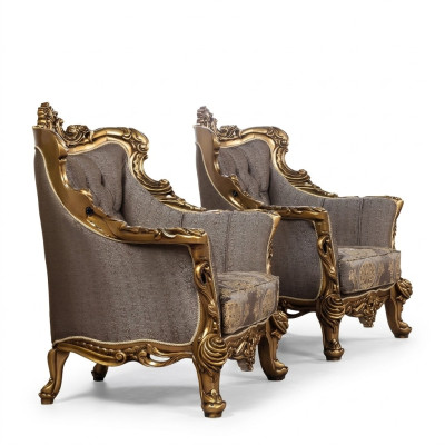 Een luxueuze klassieke fauteuil in donkergrijs met een gouden barokdesign van Chesterfield