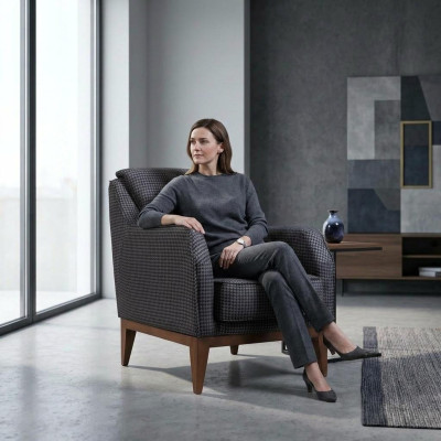 Grijze gestoffeerde éénzitter fauteuil met armleuningen, ontwerpersstoel.