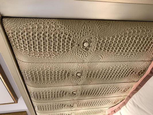 Bed kussen design luxe tweepersoonsbedden slaapkamer hout Croco stijl design nieuw