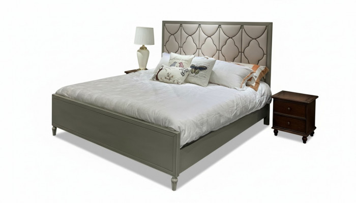 Premium tweepersoonsbed in klassiek design met een beige leren bekleding.