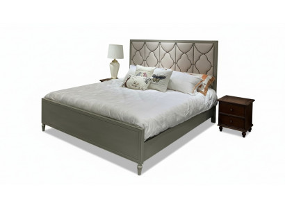 Premium tweepersoonsbed in klassiek design met een beige leren bekleding.