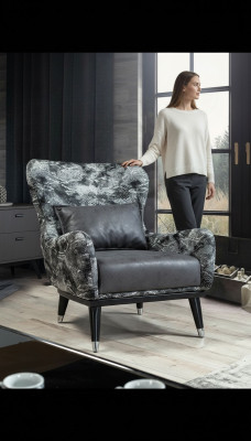 Woonkamer fauteuil met gestoffeerde zitting in modern design met slangenprint bekleding.