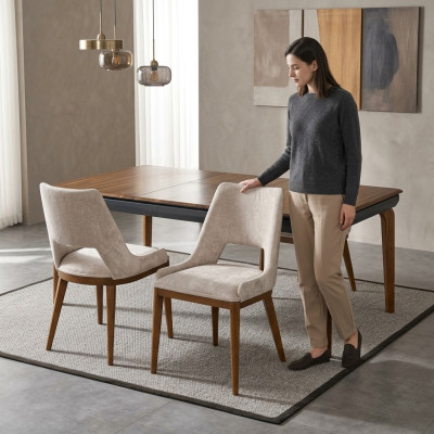 Een laconieke, moderne stoel met hoge poten van hout en bekleding in een prettige, lichte crèmekleur voor de eetkamer.