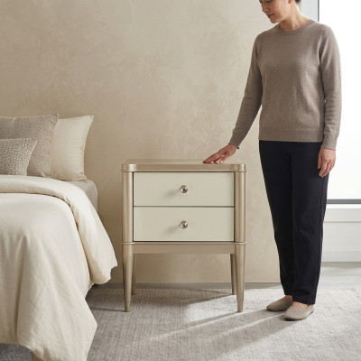 Nachtkastje bijzettafel tafel hout tafels meubels nachtkastjes beige slaapkamer