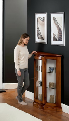 Vitrinen glazen kast Bruin vitrinekast Woonkamer hout Dressoir Luxe meubels Nieuw