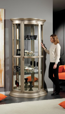 Klassieke vitrinekast met glazen front, houten behuizing, luxe bruin voor in de woonkamer.