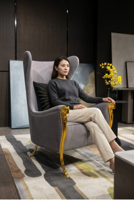 Luxe fauteuil met decoratieve elementen en vergulde poten