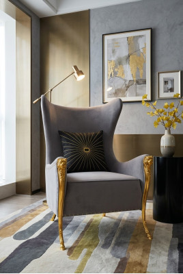 Luxe fauteuil met decoratieve elementen en vergulde poten