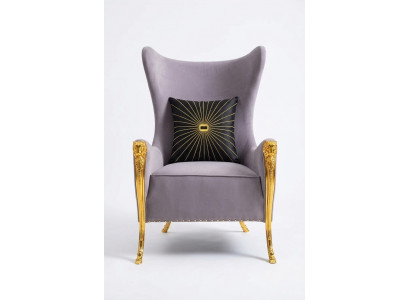 Luxe fauteuil met decoratieve elementen en vergulde poten