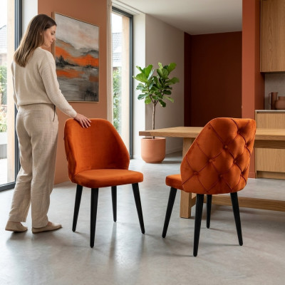 Gevoerde houten stoel oranje Chesterfield op zwarte poten de eetkamer.