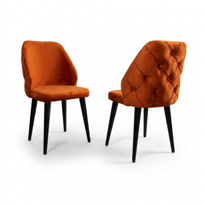 Gevoerde houten stoel oranje Chesterfield op zwarte poten de eetkamer.