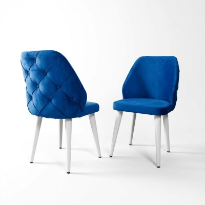 Houten gestoffeerde stoel met blauwe Chesterfield rugleuning op witte poten Eetkamer.