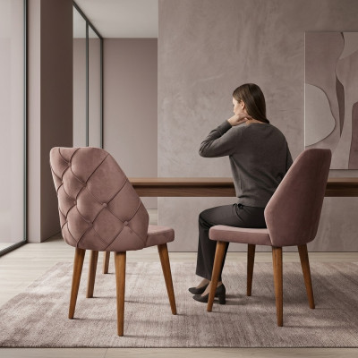 Houten gestoffeerde stoel met beige Chesterfield-rugleuning op houten poten voor eetkamer