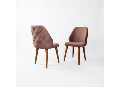 Houten gestoffeerde stoel met beige Chesterfield-rugleuning op houten poten voor eetkamer