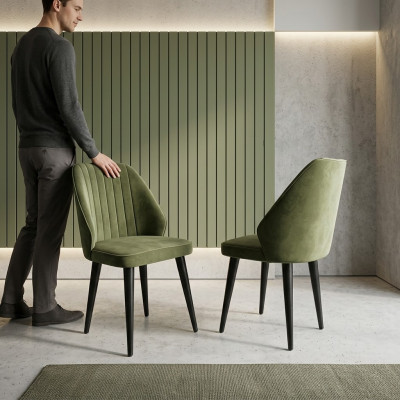 Groene stoel op zwarte houten poten voor de eetkamer, nieuw comfortabel model.