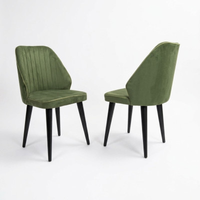 Groene stoel op zwarte houten poten voor de eetkamer, nieuw comfortabel model.