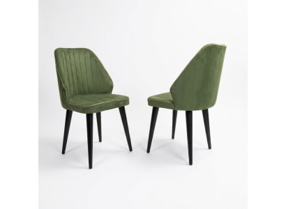 Groene stoel op zwarte houten poten voor de eetkamer, nieuw comfortabel model.