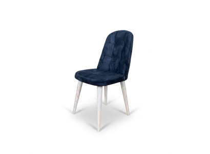 Heldergroene stoel op zwarte houten poten met een zachte rug voor de eetkamer.