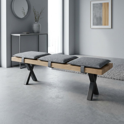 Moderne designer houten bank met gestoffeerde zitting voor eetkamer.