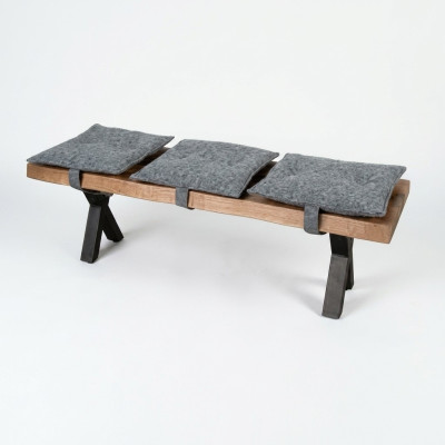 Moderne designer houten bank met gestoffeerde zitting voor eetkamer.
