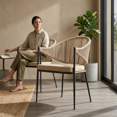 Beige stoel, éénzits gestoffeerde meubels, eetkamerstoelen met roestvrijstalen elementen.