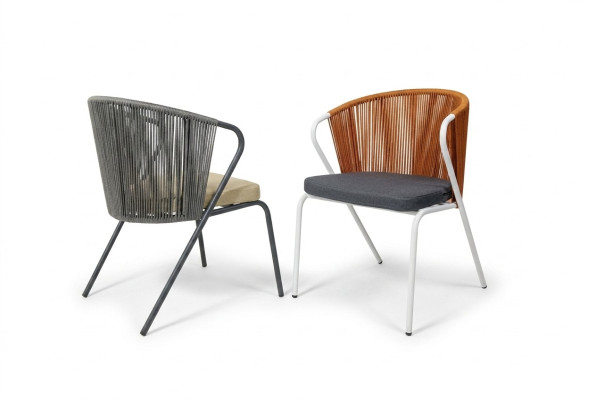 Originele stoelen in grijs op zwarte poten van roestvrij staal met een zacht kussen