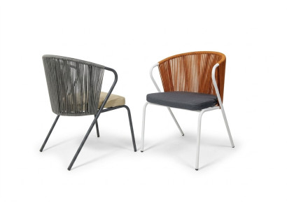 Originele stoelen in grijs op zwarte poten van roestvrij staal met een zacht kussen