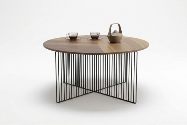 Moderne woonkamertafel van bruin echt hout met luxueuze bijzettafels.