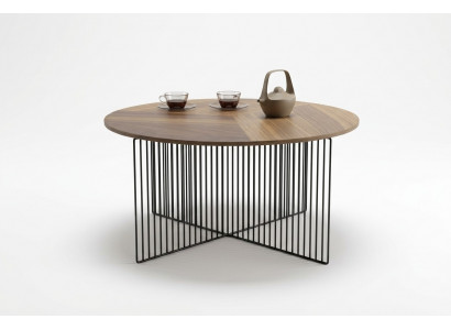 Moderne woonkamertafel van bruin echt hout met luxueuze bijzettafels.