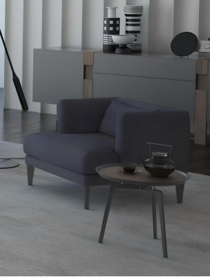 Grote woonkamerset met driezitsbank, fauteuil en salontafels. Grijze houten meubels.