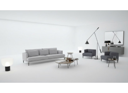 Grote woonkamerset met driezitsbank, fauteuil en salontafels. Grijze houten meubels.