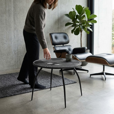 Originele zwarte ronde salontafel met een gesneden tafelblad.
