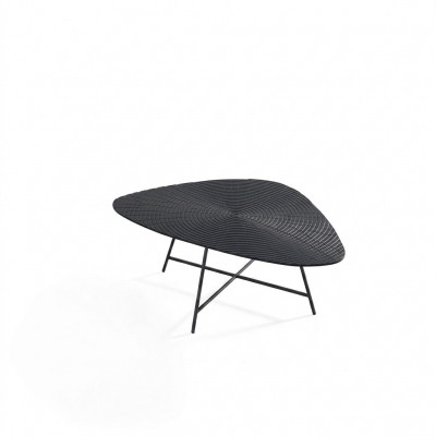Stijlvolle zwarte salontafel voor de woonkamer met een bewerkte tafelblad.