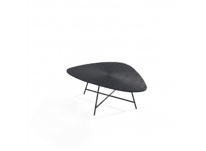 Stijlvolle zwarte salontafel voor de woonkamer met een bewerkte tafelblad.