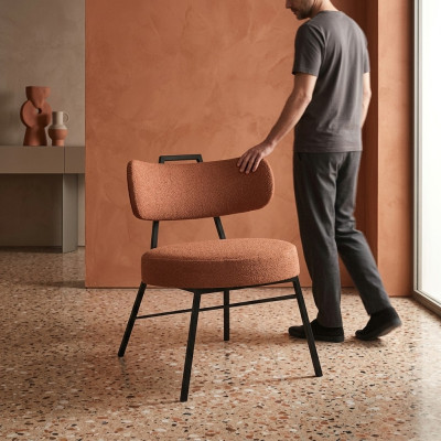Moderne ronde stoel van natuurlijke materialen met textielbekleding