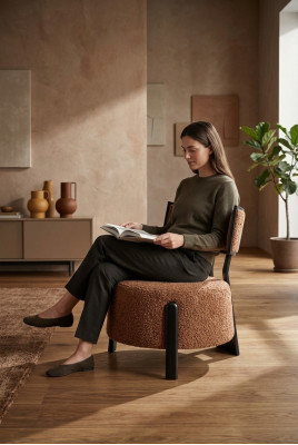 Luxe designerstoel met comfortabele premium textielbekleding.