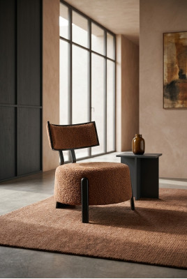 Luxe designerstoel met comfortabele premium textielbekleding.