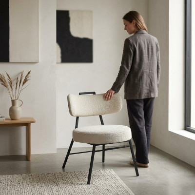 Luxe designstoel van hout met zachte bekleding voor de eetkamer.