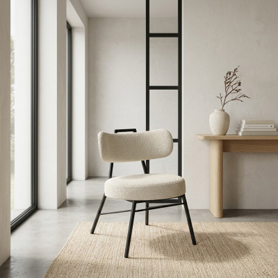 Luxe designstoel van hout met zachte bekleding voor de eetkamer.